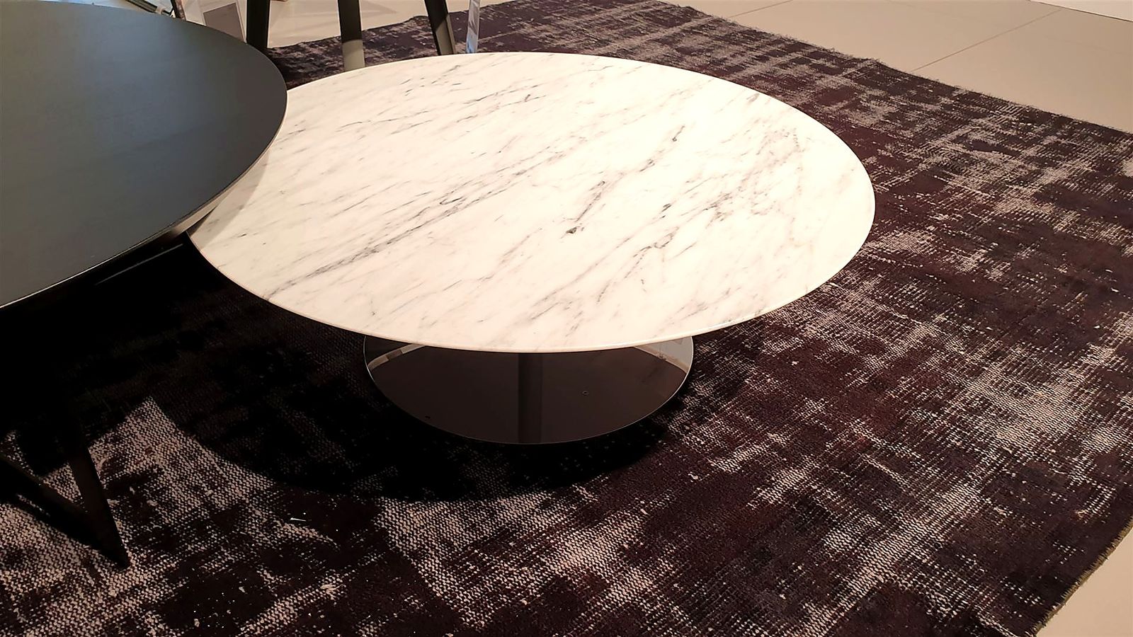Sofatisch Ø 80 cm, Platte: Marmor Carrara Weiß, Gestell: Chrom