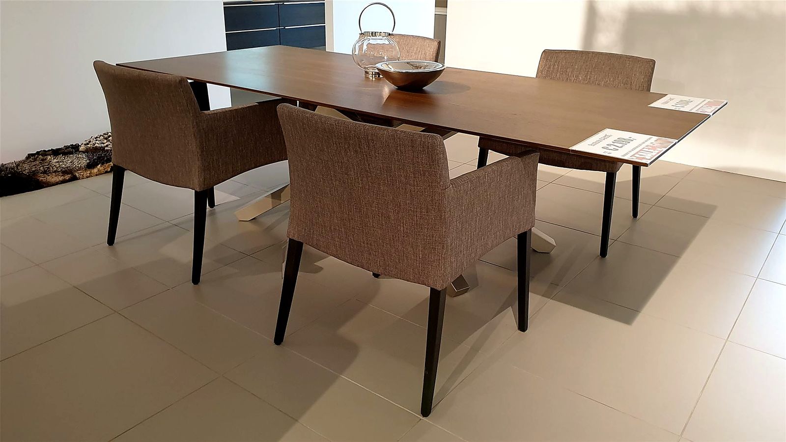 Esstisch 250 x 106 cm, Platte Nussbaum furniert, Gestell metallfarben X-Fuß