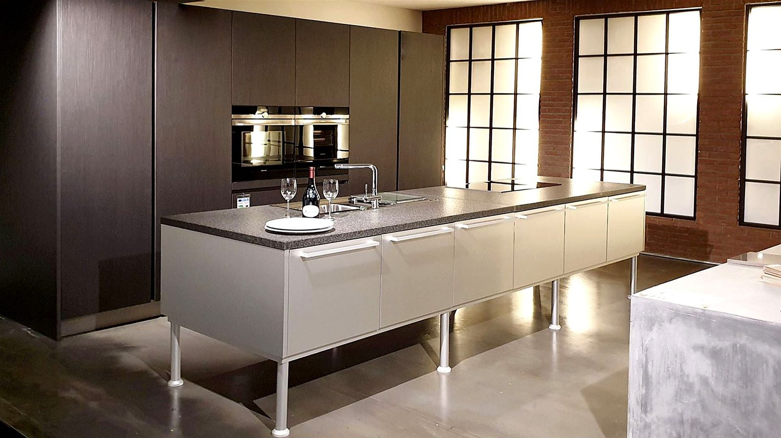 Raumidee 1012, Eiche Dunkel Furniert mit Echt-aluminium
