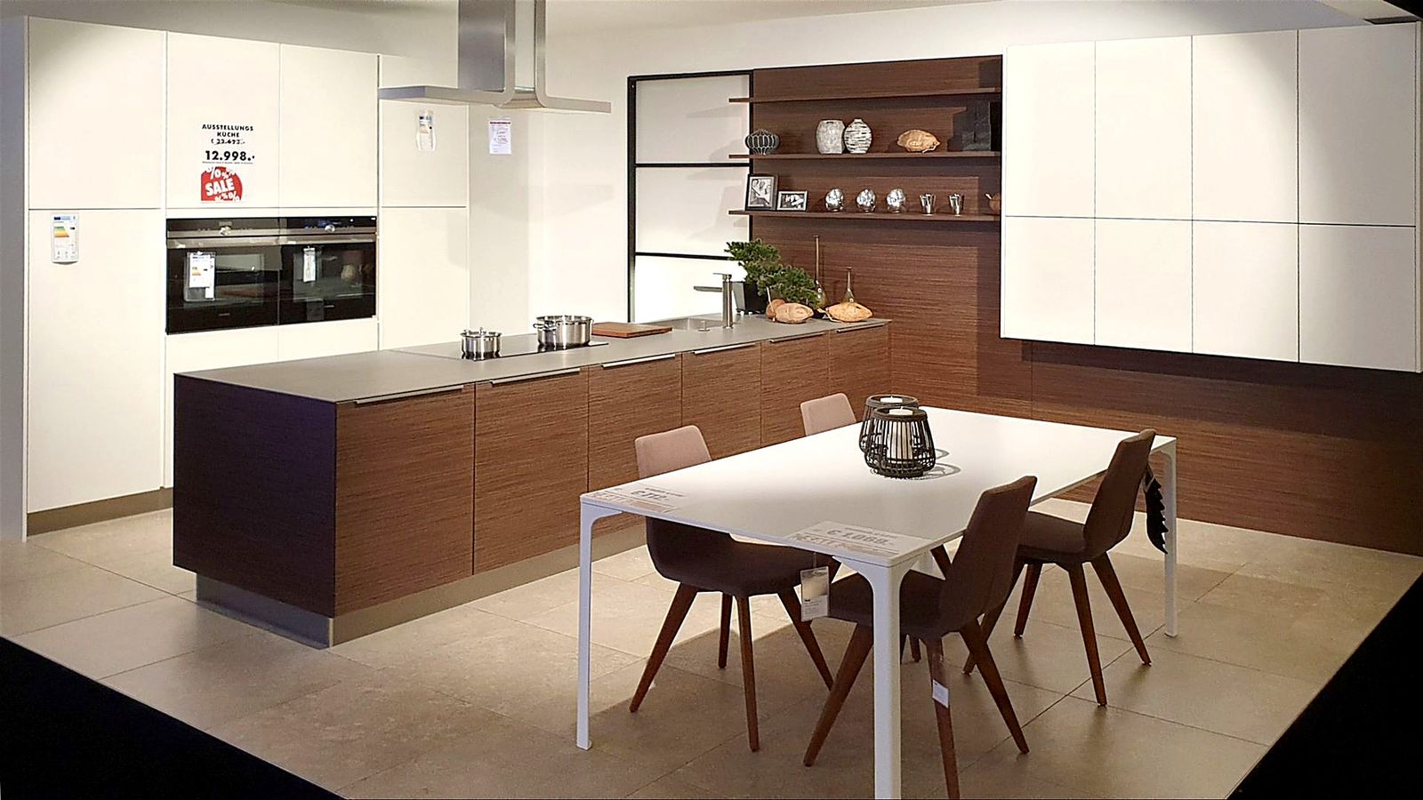 Raumidee 1033, Weiß Mattlack mit Nussbaum Furniert