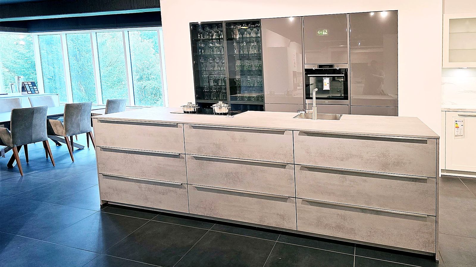 Raumidee 3069, Riva Beton Grau mit Flash Schiefergrau Hochglanz